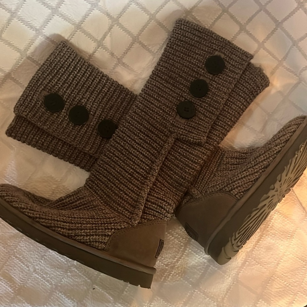GENTLY WORN UGG CLASSIC WOMEN'S CARDY
GREY KNITT BOOTS